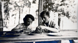 Z mamą podczas wakacji w Świdrze, lipiec 1944