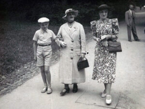 Z babcią i mamą na spacerze w parku, Warszawa, lata 30.