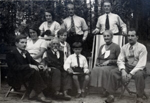 Zdjęcie rodzinne; matka Jacka pierwsza od lewej, ojciec pierwszy od prawej, Jacek siedzi w środku, po jego obu stronach dziadkowie, lata 30.