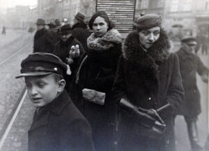 Z mamą na warszawskiej ulicy, lata 30.