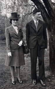 Z mamą w parku w Warszawie, Wielkanoc, 1943