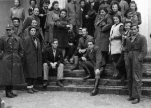 Pierwszy powojenny plener studentów Akademii Sztuk Pięknych w Warszawie w Suffczynie, 1946. Jacek Sempoliński siedzi na schodach w jasnych spodniach