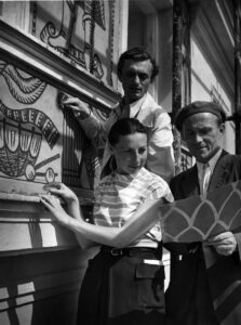 Jacek Sempoliński, Zofia Czarnocka-Kowalska, Jan Seweryn Sokołowski podczas pracy nad dekoracją Kamienicy Muzykantów na Rynku Starego Miasta w Warszawie, 1953