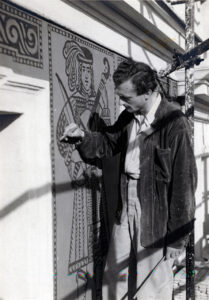 Jacek Sempoliński podczas pracy nad dekoracją Kamienicy Muzykantów na Rynku Starego Miasta w Warszawie, 1953
