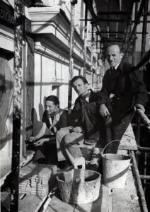 Podczas pracy nad dekoracją Kamienicy Muzykantów na Rynku Starego Miasta w Warszawie, 1953