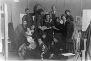 W pracowni prof. Eugeniusza Eibischa w Akademii Sztuk Pięknych w Warszawie, 1951. Siedzą od lewej: Grzegorz Wdowicki, Jolanta Bieguszewska, Zofia Szczydło. Stoją od lewej: Bronisław Kierzkowski, Maria Słoniowska, Włodzimierz Panaś (z paletą), Ludwika Kozdroń-Tazbir, Jacek Sempoliński. Nad Jackiem Sempolińskim Maria Skalska. Pozostałe osoby nierozpoznane