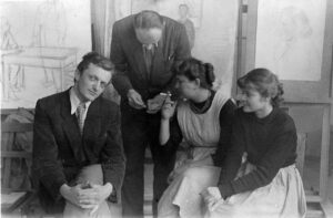 W pracowni prof. Eugeniusza Eibischa w Akademii Sztuk Pięknych w Warszawie, 1951. Od lewej: Jacek Sempoliński, Włodzimierz Panaś, Ludwika Kozdroń-Tazbir, Jolanta Bieguszewska