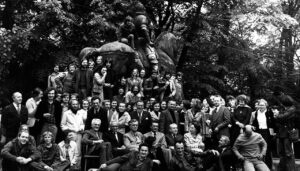 Pamiątkowe zdjęcie pedagogów i studentów Wydziału Wzornictwa ASP w Warszawie, na dziedzińcu szkoły pod pomnikiem Colleoniego, 1974. Jacek Sempoliński w czarnym garniturze po lewej stronie