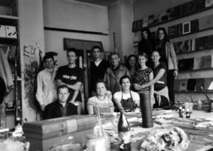 Ze studentami i asystentem Włodzimierzem Pawlakiem (siedzi pierwszy z lewej) w pracowni malarstwa na Wydziale Wzornictwa ASP w Warszawie, 2000