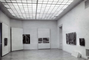Widok pierwszej indywidulanej wystawy Jacka Sempolińskiego, Zachęta, Warszawa 1960