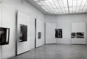 Widok pierwszej indywidulanej wystawy Jacka Sempolińskiego, Zachęta, Warszawa 1960