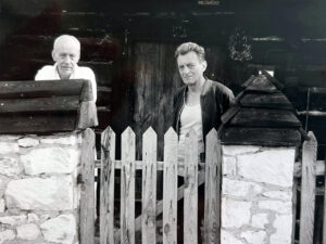 Wiesław Juszczak i Jacek Sempoliński przed swoim domem w Męćmierzu, lata 90.