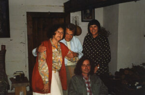 Elżbieta Grabska, Jacek Sempoliński, NN, Tomasz Tatarczyk w domu Grabskiej w Męćmierzu, lata 90.