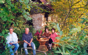Jacek Sempoliński, Michał Wejroch, Elżbieta Grabska, Krystiana Robb-Narbutt przed domem Robb-Narbutt w Skowieszynku, 1999