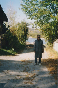 Jacek Sempoliński przed domem w Męćmierzu