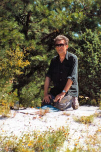 Jacek Sempoliński nad Wisłą w Męćmierzu, w swoim ulubionym miejscu do malowania, 1995