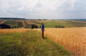 Jacek Sempoliński na łące w Męćmierzu, lata 90.