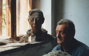 Jacek Sempoliński ze swym rzeźbiarski portretem autorstwa Ireny Kunickiej odnalezionym po pięćdziesięciu latach w zrujnowanej willi pod Aniołem w Kazimierzu Dolnym