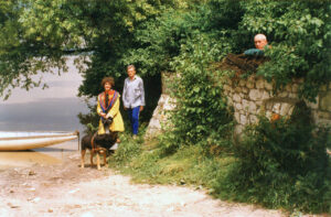 Krystiana Robb-Narbutt, Jacek Sempoliński i Wiesław Juszczak przed domem w Męćmierzu, 1997