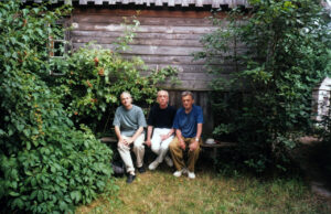 Jacek Waltoś, Wiesław Juszczak i Jacek Sempoliński przed domem w Męćmierzu, lata 90.