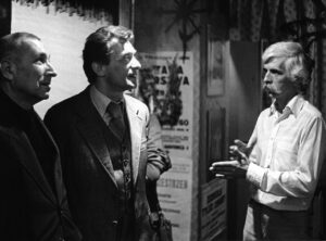 Stefan Gierowski, Jacek Sempoliński i Janusz Petrykowski na wystawie w pracowni Petrykowskiego, Warszawa, lata 80.