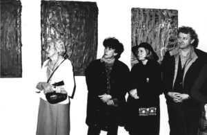 Otwarcie wystawy Jacka Sempolińskiego Miejsce zwane czaszką, Muzeum Akademii Sztuk Pięknych w Warszawie, 1990. Od prawej stoją: Grzegorz Pabel i Maria Krawczyk, pierwsza z lewej Janina Tarkowska