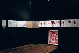 Widok prac Jacka Sempolińskiego na wystawie zbiorowej Sąd ostateczny, Teatr Academia, Warszawa, 1999