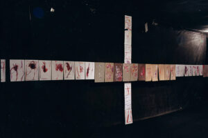 Widok prac Jacka Sempolińskiego na wystawie zbiorowej Sąd ostateczny, Teatr Academia, Warszawa, 1999