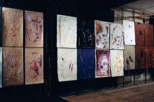 Widok prac Jacka Sempolińskiego na wystawie zbiorowej Sąd ostateczny, Teatr Academia, Warszawa, 1999