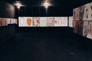 Widok prac Jacka Sempolińskiego na wystawie zbiorowej Sąd ostateczny, Teatr Academia, Warszawa, 1999