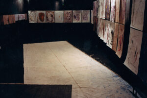 Widok prac Jacka Sempolińskiego na wystawie zbiorowej Sąd ostateczny, Teatr Academia, Warszawa, 1999