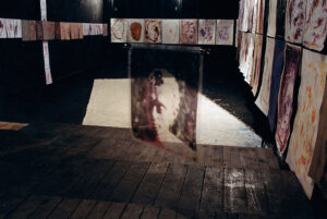 Widok prac Jacka Sempolińskiego na wystawie zbiorowej Sąd ostateczny, Teatr Academia, Warszawa, 1999