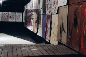 Widok prac Jacka Sempolińskiego na wystawie zbiorowej Sąd ostateczny, Teatr Academia, Warszawa, 1999