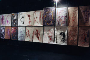 Widok prac Jacka Sempolińskiego na wystawie zbiorowej Sąd ostateczny, Teatr Academia, Warszawa, 1999