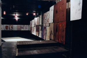 Widok prac Jacka Sempolińskiego na wystawie zbiorowej Sąd ostateczny, Teatr Academia, Warszawa, 1999