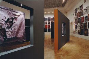 Widok wystawy indywidualnej Jacka Sempolińskiego A me stesso, Zachęta, Warszawa, 2002