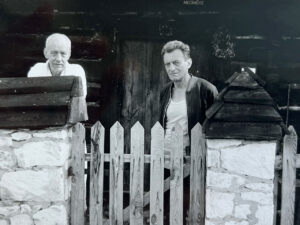 Wiesław Juszczak i Jacek Sempoliński przed swoim domem w Męćmierzu, lata 90.