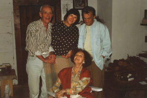 Z Jackiem Sempolińskim i Elżbietą Grabską (siedzi) w jej domu w Męćmierzu, lata 90.