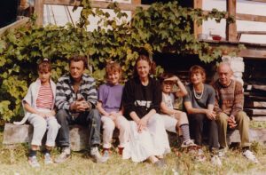 Ewa Baraniewska, Jacek Sempoliński, Magda Baraniewska, Dagmara Baraniewska, Kacper Pietrusiński, Maria Poprzęcka., Wiesław Juszczak, przed domem Elżbiety Grabskiej w Męćmierzu, wakacje, lata 80.