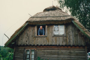 Wiesław Juszczak w oknie swojego pokoju, Męćmierz, lata 90.